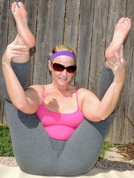 blonde yoga instructor hot naked pictures