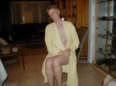 short hair aunt sexy nude picture