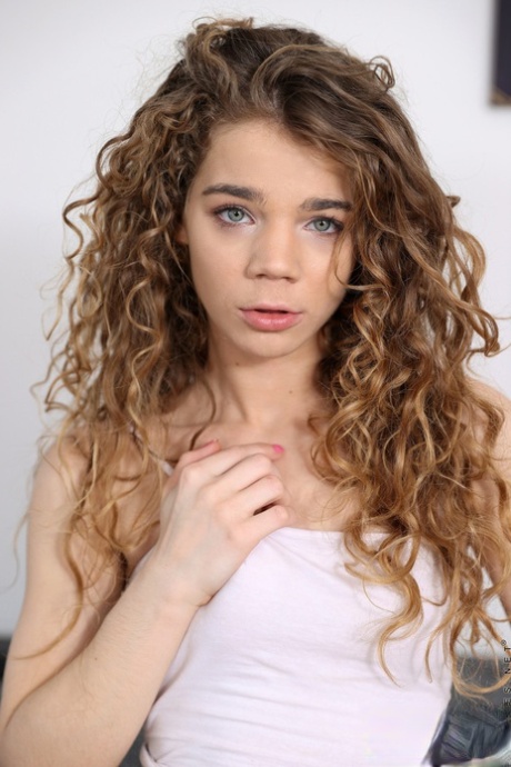 curly hair jewish girl beautiful picture