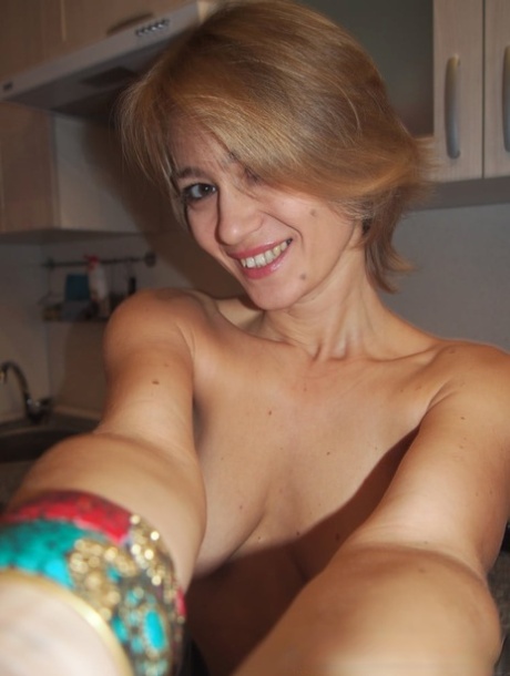 hola18 short hair webcam beautiful nude picture